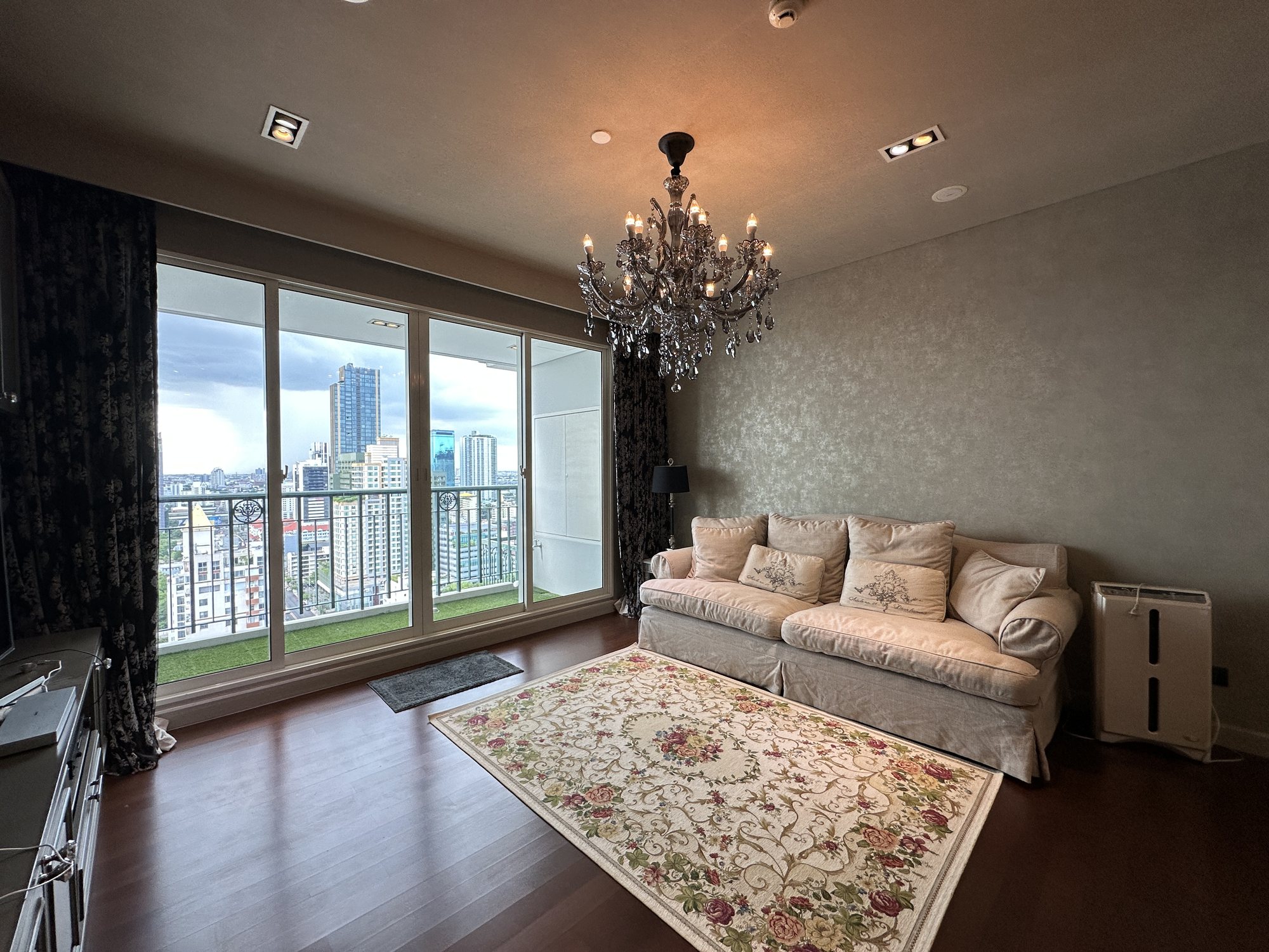 Living room seating toward the skyline